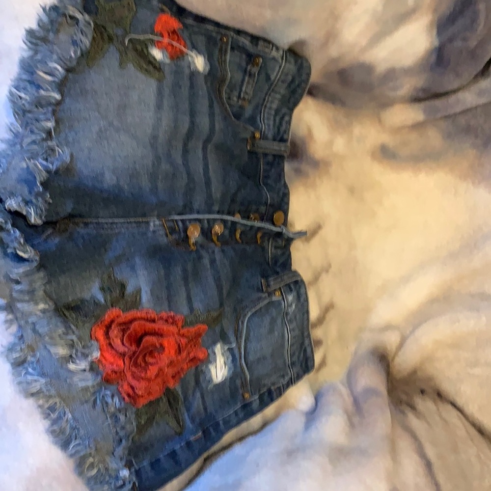 Shorts with flower embroidery